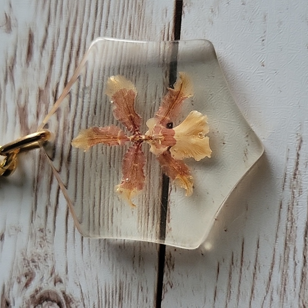 Dried flower in hexagon shapes acrylic, gold tone key chain